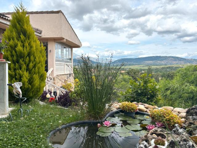 Villa en venta en Guadarrama, Urbanización Sala