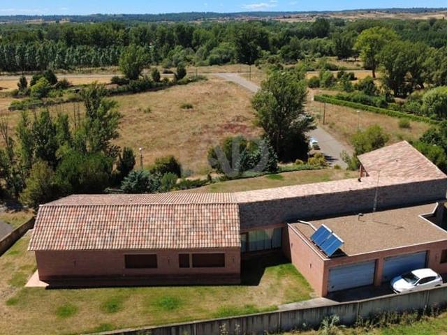 Chalet en venta en San Lorenzo - La Palomera - San Mamés, León