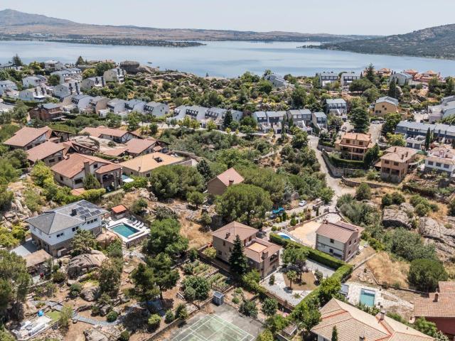 Villa en venta en Manzanares El Real, Urbanización El Yelmo