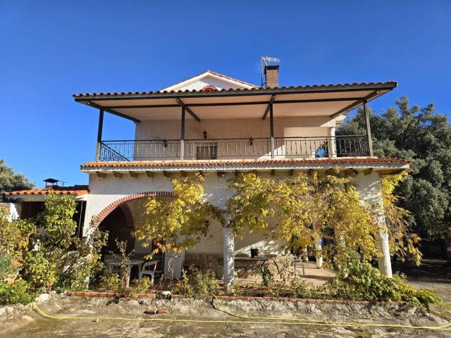 Chalet en venta en Madrebuena, Pioz