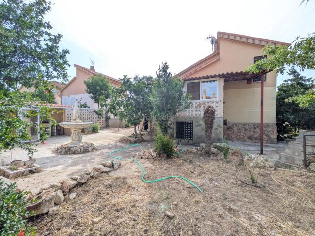 Chalet en venta en Madrebuena, Pioz