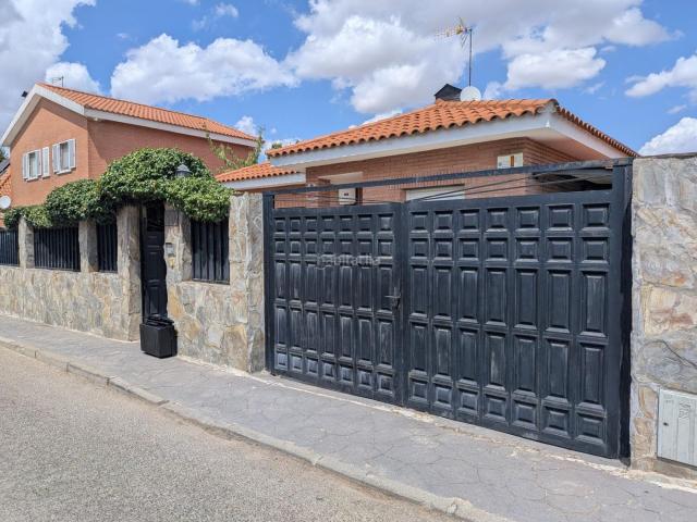 Chalet en venta en Madrebuena, Pioz