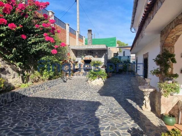 Villa en venta en Riudarenes