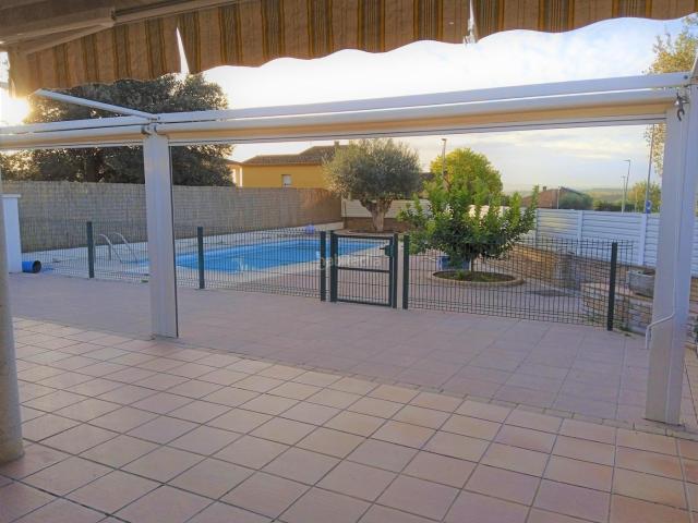 Villa en venta en Riudellots De La Selva
