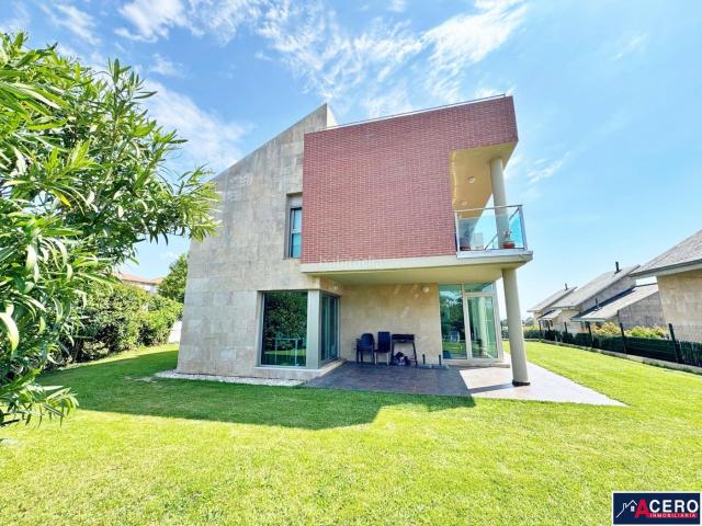 Chalet en venta en Bezana, Santa Cruz De Bezana