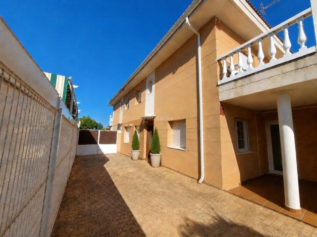 Chalet en venta en Los Santos De La Humosa, Madrid