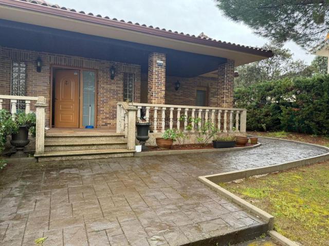 Villa en venta en Sevilla La Nueva, Casco Antiguo