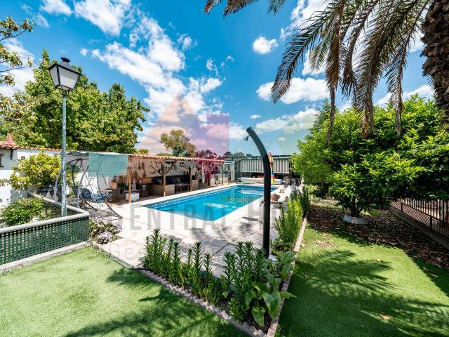 Villa en venta en Yuncos, Urbanización Cervantes