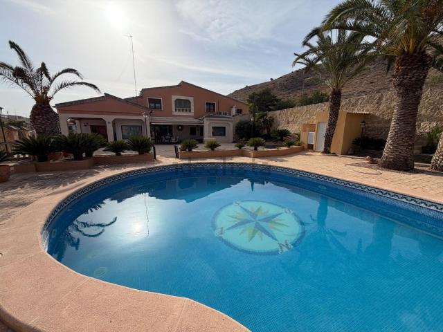 Casa en venta en Polígono Industrial Bajo Sombra, el Vinalopó Mitjà / El Vinalopó Medio