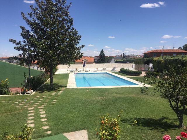 Villa en venta en Villares De La Reina