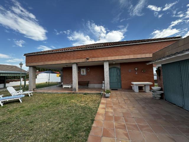 Villa en venta en Viana De Cega