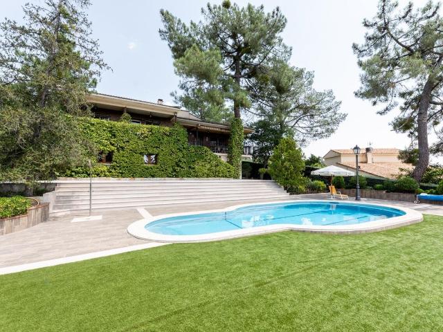 Chalet en venta en Robledo De Chavela, Madrid
