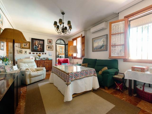Chalet en venta en Peralta, Tomares