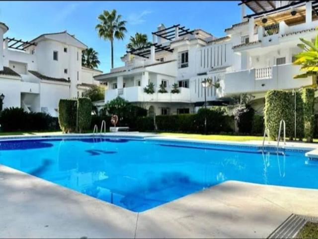 Casa en alquiler en Nueva Andalucía, Costa del Sol Occidental