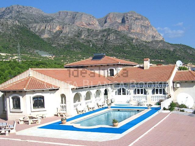 Casa en venta en La Nucia, Urbanización Entrepinos