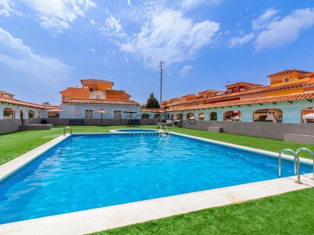 Casa en venta en Torrevieja, Urbanización Jardín del Mar XIII