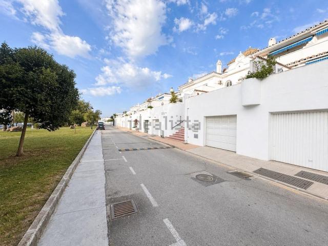 Casa en venta en Castillo de la Duquesa, Costa del Sol Occidental