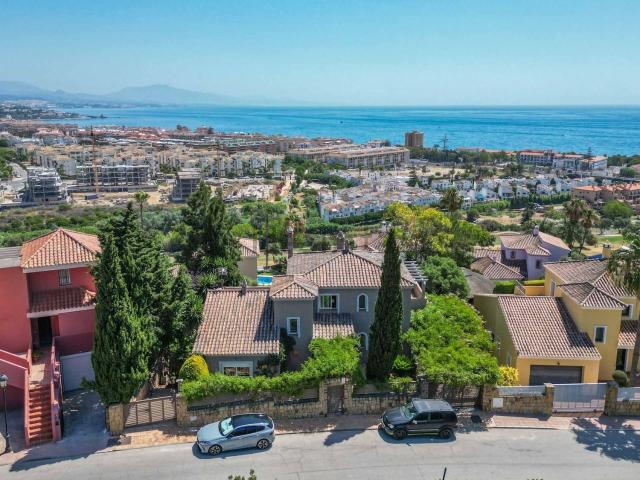 Casa en venta en Castillo de la Duquesa, Costa del Sol Occidental