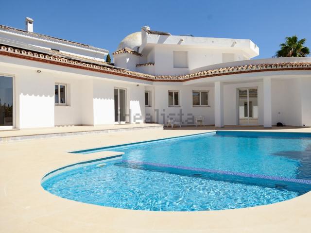 Casa en venta en Balcon de Benavista, Estepona