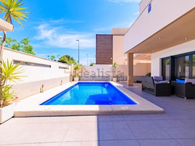 Casa en alquiler en Mil Palmeras, el Baix Segura / La Vega Baja