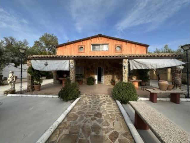 Villa en venta en Baeza, Urbanización Las Viñas