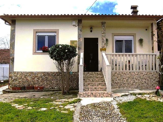Casa en venta en Laro, O Deza