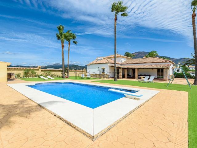 Casa en alquiler en Urbanización Altos de Guadalobon, Estepona