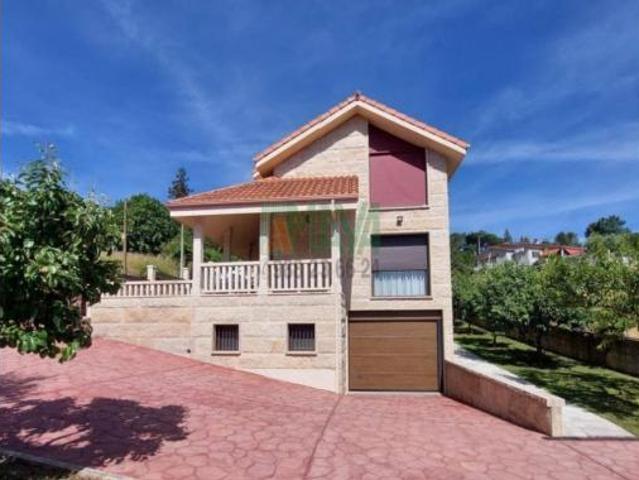 Chalet en venta en Barbadás, Ourense