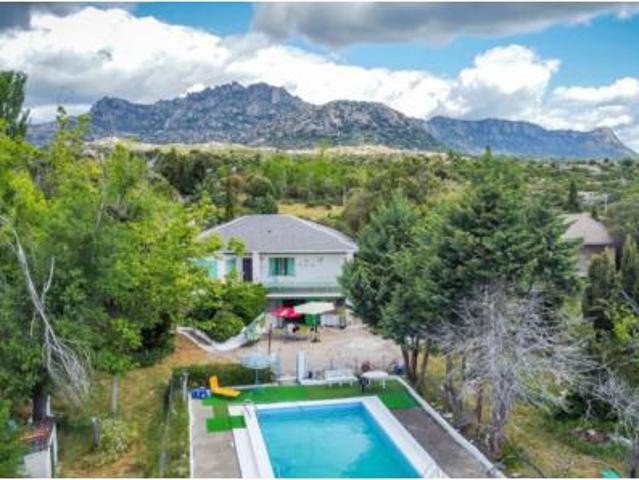 Villa en venta en Cabanillas De La Sierra