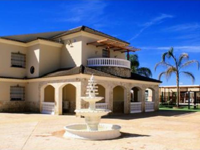 Chalet en venta en Carmona, Andalucía