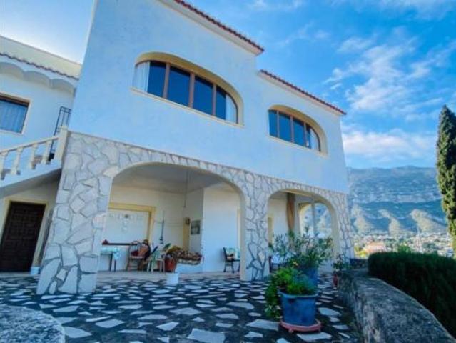 Villa en venta en Dénia, les Rotes