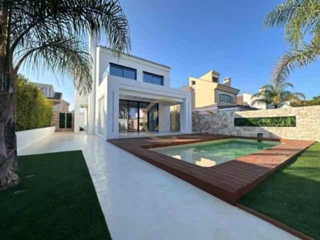 Villa en venta en Estepona, Sun Beach