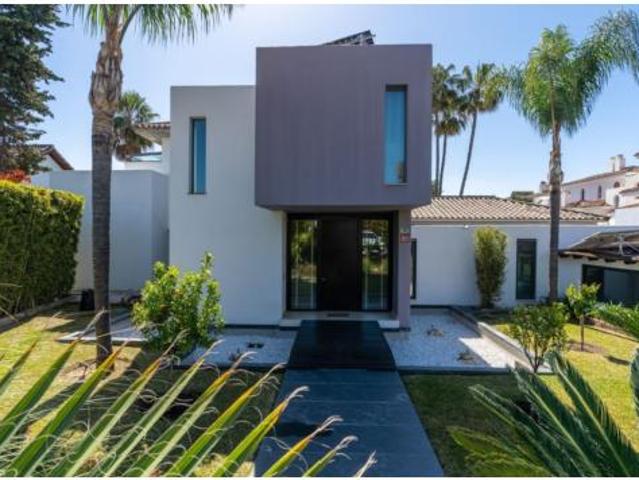Villa en venta en Estepona, Sun Beach