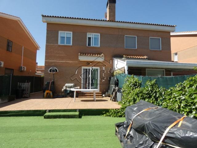 Chalet en venta en Madrebuena, Pioz