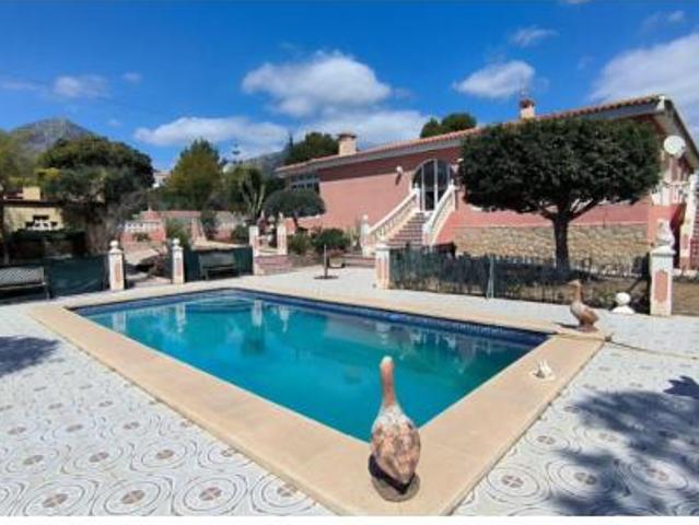 Villa en venta en La Nucia, Urbanización Montecasino