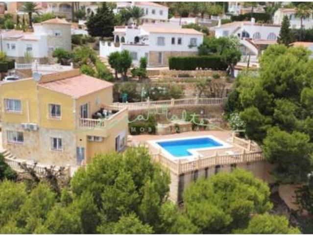 Villa en venta en La Nucia, Urbanización Montecasino