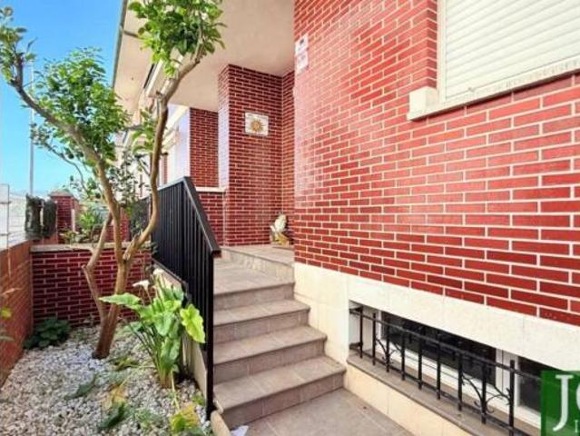 Chalet en venta en Laredo