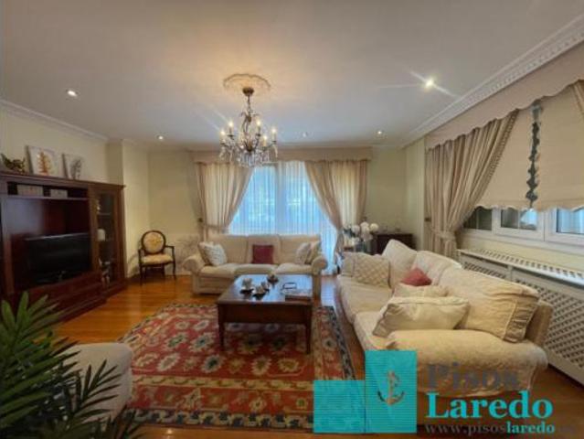 Chalet en venta en Laredo