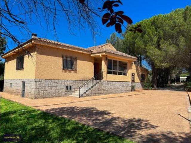 Villa en venta en Lozoyuela-navas-sieteiglesias
