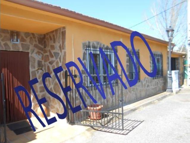 Villa en venta en Navaluenga
