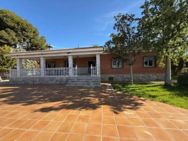 Villa en venta en Novelda