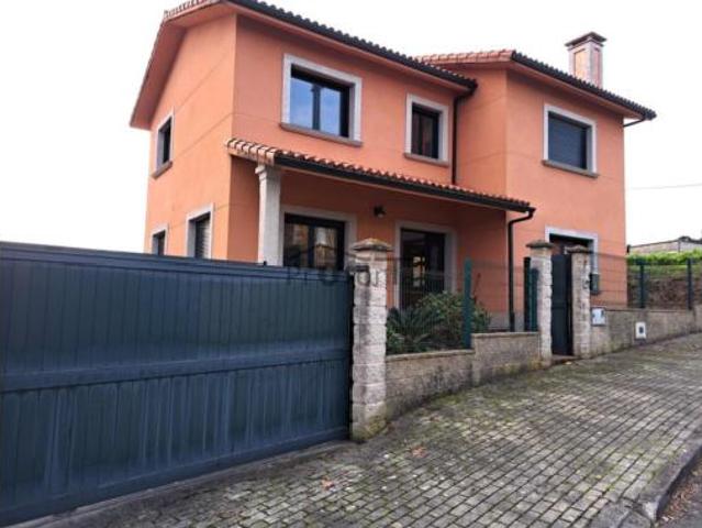 Chalet en venta en Oleiros, A Coruña