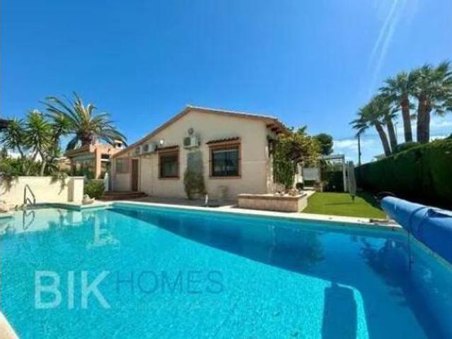 Chalet en venta en Urbanización La Zenia II, el Baix Segura / La Vega Baja