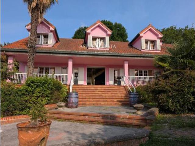 Chalet en venta en El Palais, Oviedo