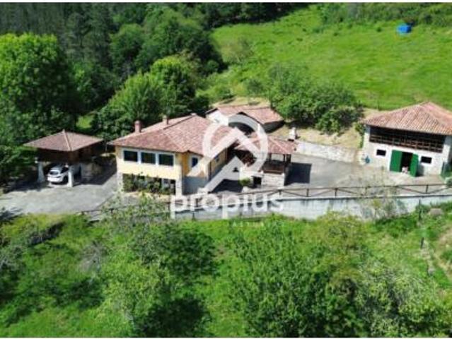 Villa en venta en Parres