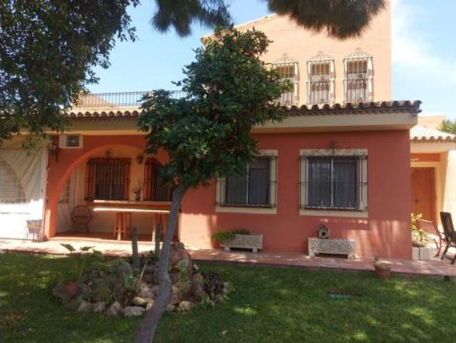 Chalet en venta en Sanlúcar La Mayor, Andalucía