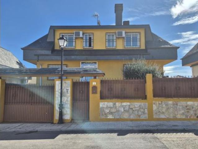 Chalet en venta en Serranillos Del Valle, Madrid