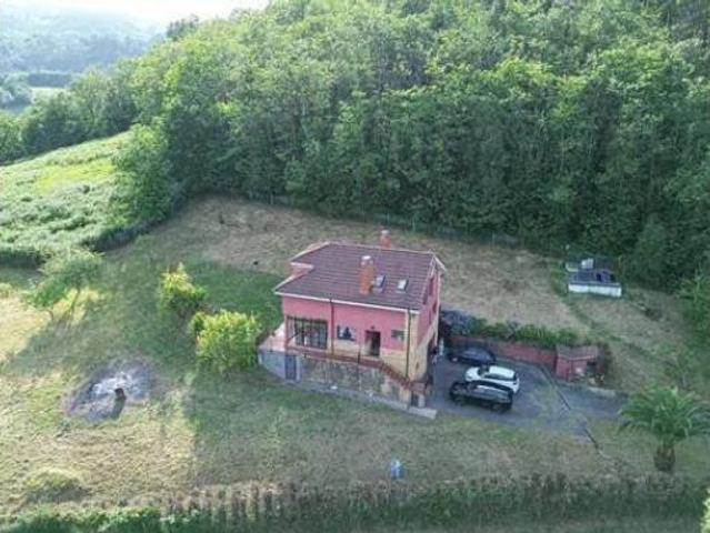 Chalet en venta en Granda, Siero
