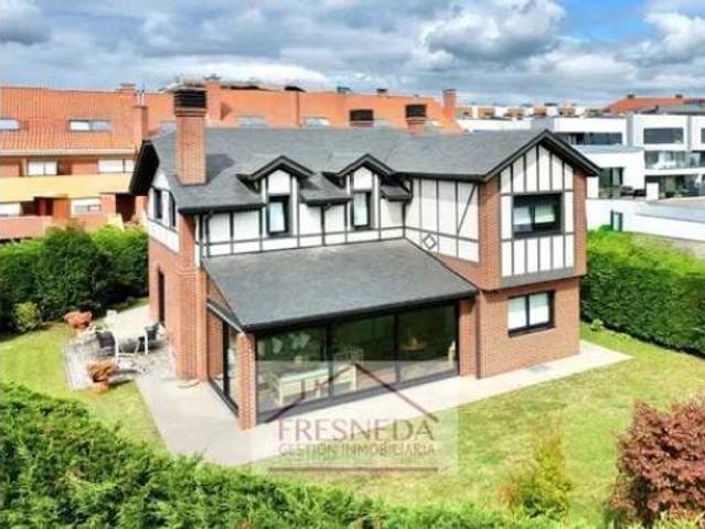 Chalet en venta en Viella, Siero
