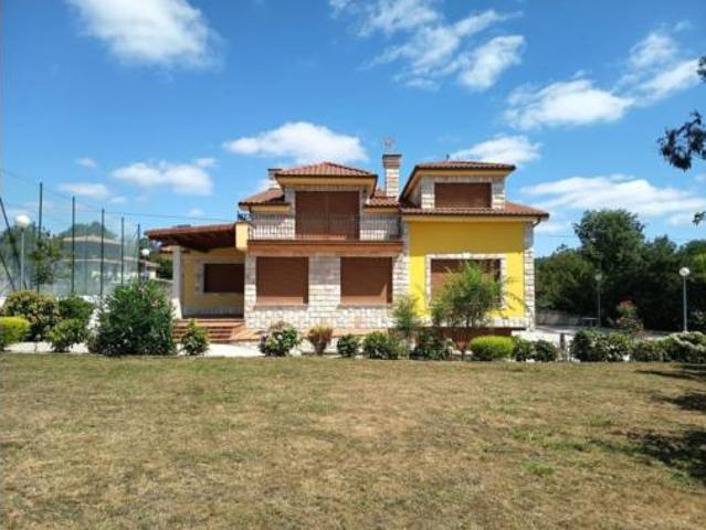 Chalet en venta en La Pola Siero, Siero